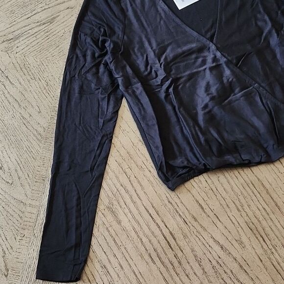 Black Long sleeve v neck top size M Splendid NWT - Picture 2 of 9